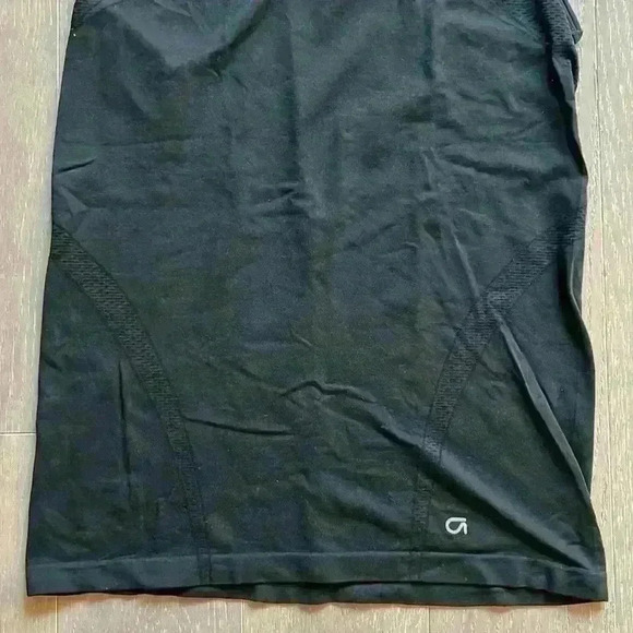 GAP Fit Workout Top - Picture 3 of 5